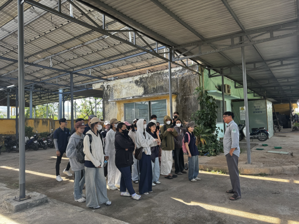 Hoạt động tham quan kiến tập trong Thực tập chuyên môn của sinh viên lớp 66.QLMT