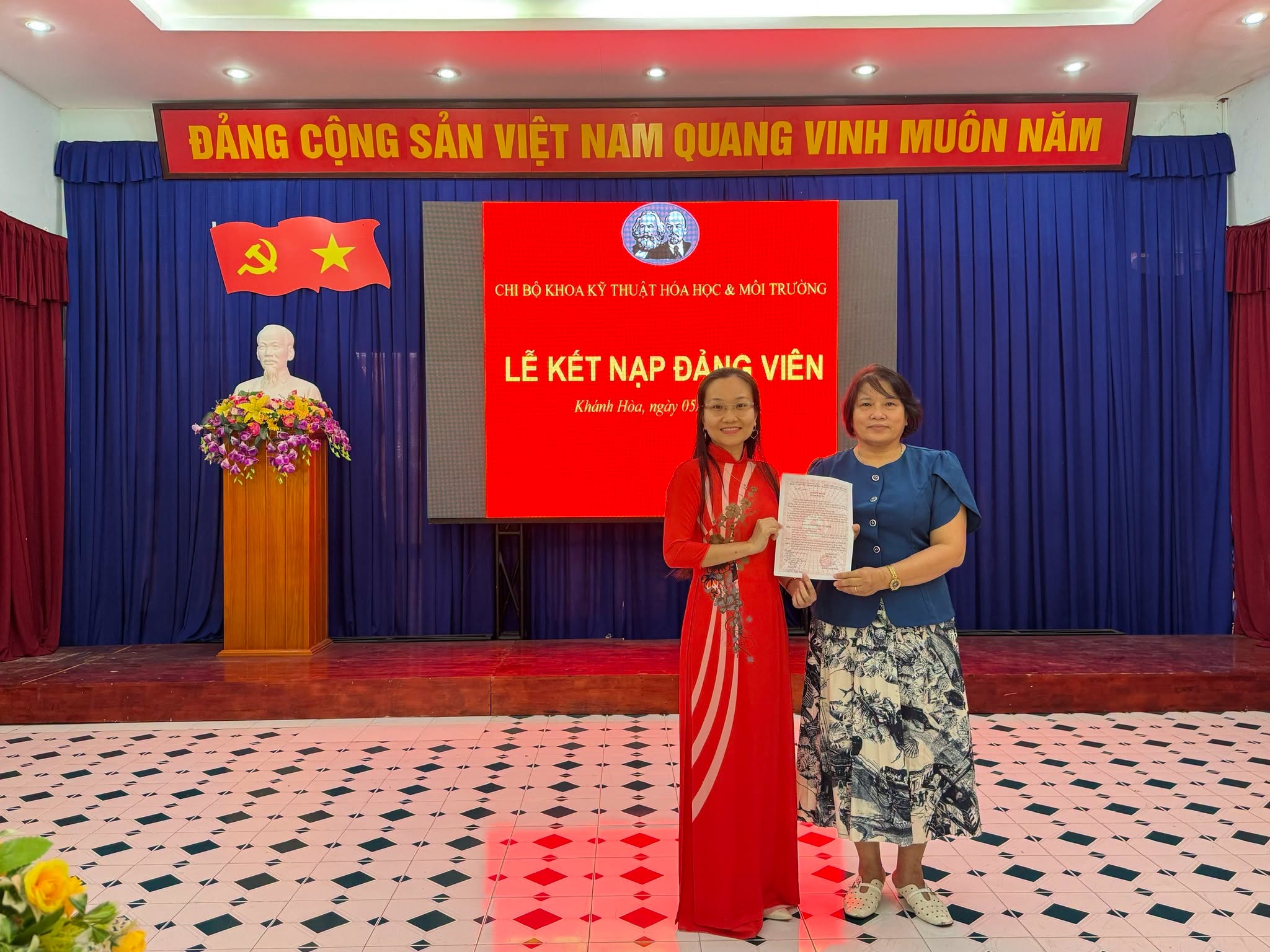 LỄ KẾT NẠP ĐẢNG VIÊN MỚI